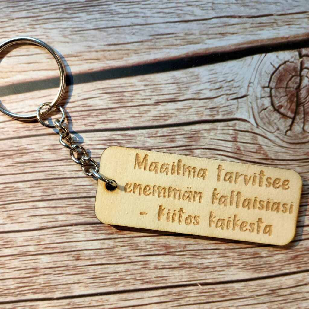 Maailma_tarvitseeenemman_ _kaltaisiasi_kiitos_kaikesta_aihkidesign_avaimenpera